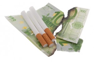 Zigaretten auf einem verbrannten Hundert Euro Schein